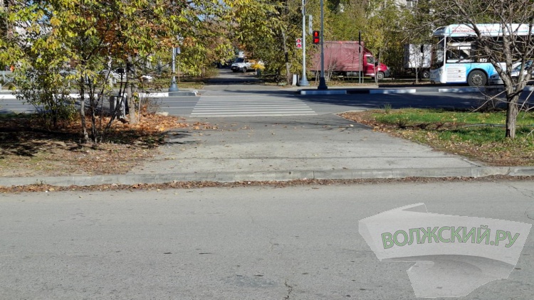 Прячущиеся знаки, разбитые дорожки и старые бордюры: в Волжском завершили ремонт улицы им. генерала Карбышева