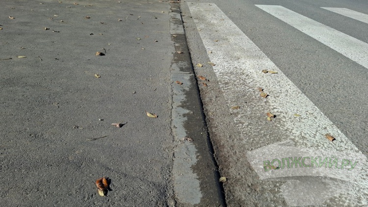 Прячущиеся знаки, разбитые дорожки и старые бордюры: в Волжском завершили ремонт улицы им. генерала Карбышева
