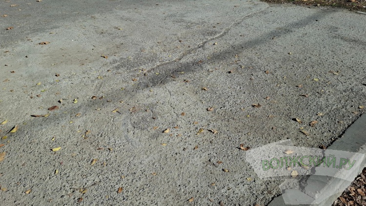 Прячущиеся знаки, разбитые дорожки и старые бордюры: в Волжском завершили ремонт улицы им. генерала Карбышева