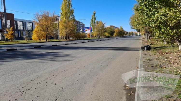 Прячущиеся знаки, разбитые дорожки и старые бордюры: в Волжском завершили ремонт улицы им. генерала Карбышева