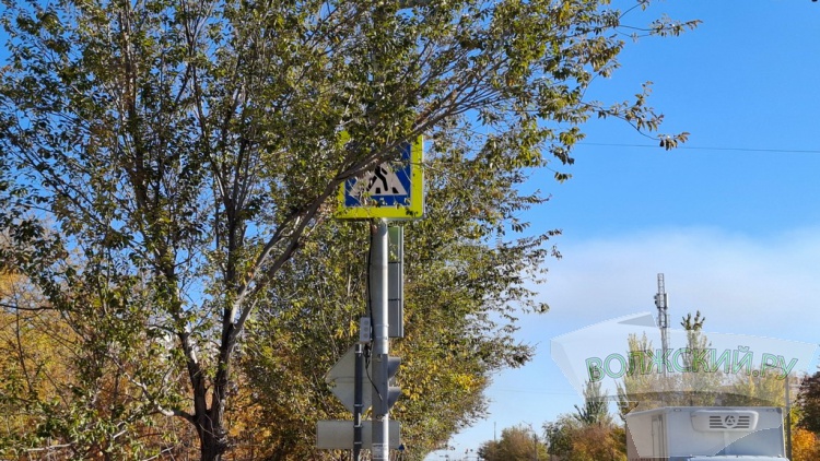 Прячущиеся знаки, разбитые дорожки и старые бордюры: в Волжском завершили ремонт улицы им. генерала Карбышева