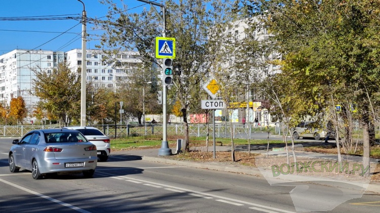 Прячущиеся знаки, разбитые дорожки и старые бордюры: в Волжском завершили ремонт улицы им. генерала Карбышева