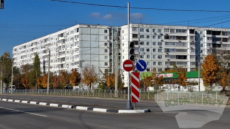 Прячущиеся знаки, разбитые дорожки и старые бордюры: в Волжском завершили ремонт улицы им. генерала Карбышева
