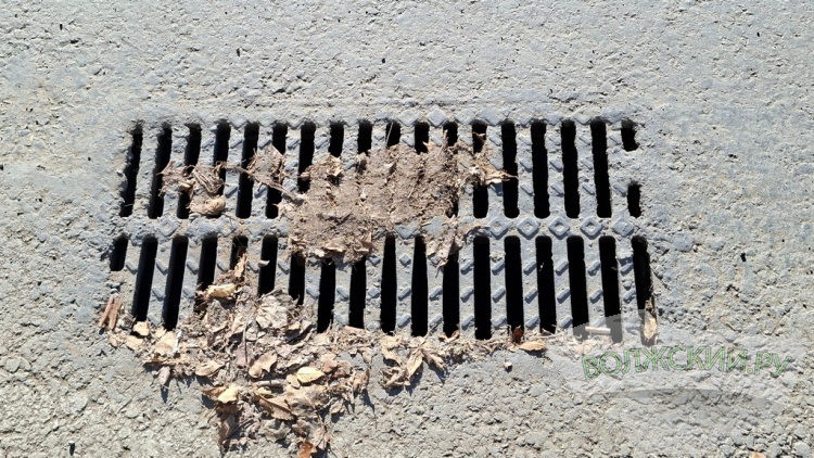 Прячущиеся знаки, разбитые дорожки и старые бордюры: в Волжском завершили ремонт улицы им. генерала Карбышева