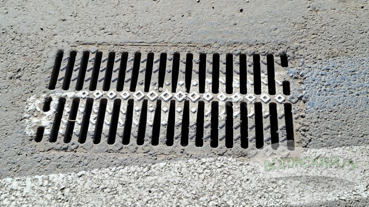 Прячущиеся знаки, разбитые дорожки и старые бордюры: в Волжском завершили ремонт улицы им. генерала Карбышева