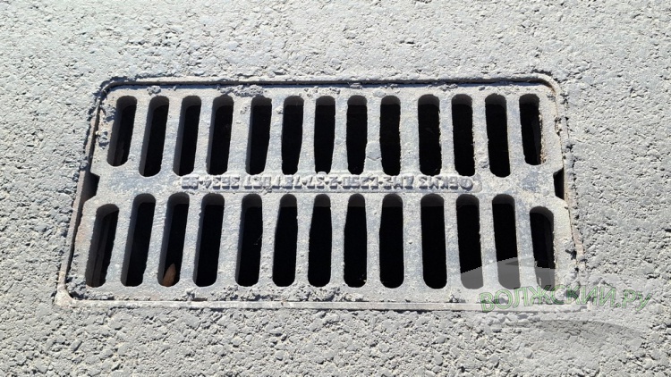 Прячущиеся знаки, разбитые дорожки и старые бордюры: в Волжском завершили ремонт улицы им. генерала Карбышева