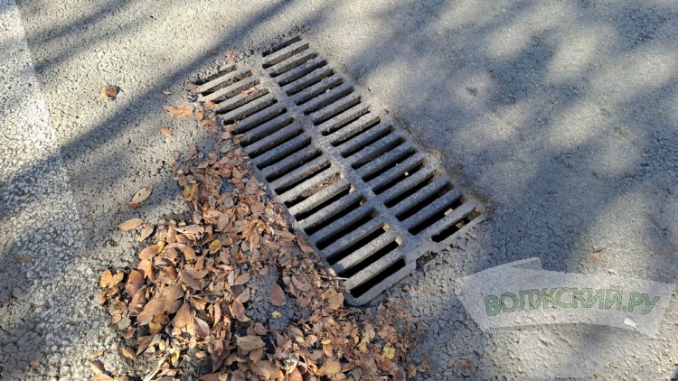 Прячущиеся знаки, разбитые дорожки и старые бордюры: в Волжском завершили ремонт улицы им. генерала Карбышева