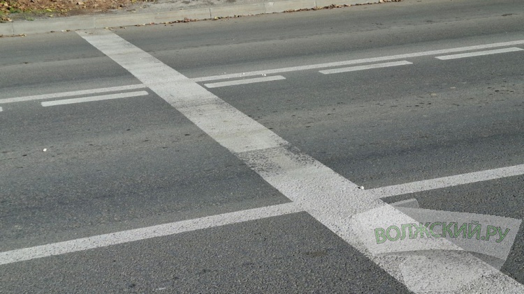Прячущиеся знаки, разбитые дорожки и старые бордюры: в Волжском завершили ремонт улицы им. генерала Карбышева
