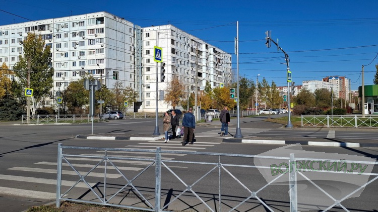 Прячущиеся знаки, разбитые дорожки и старые бордюры: в Волжском завершили ремонт улицы им. генерала Карбышева