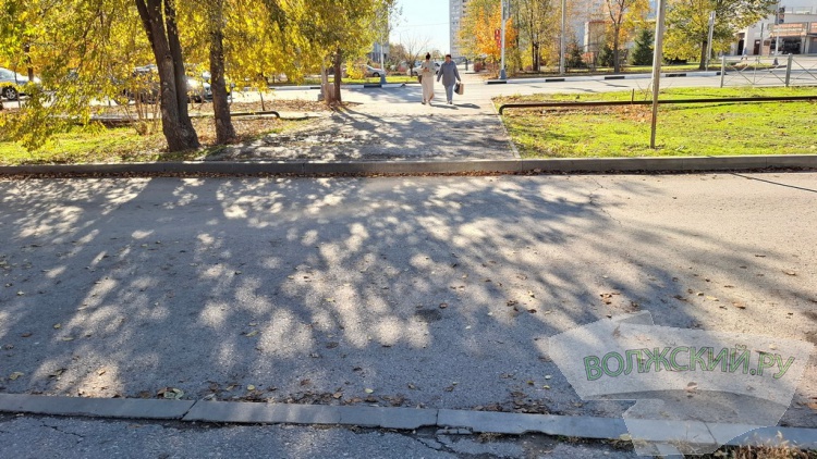 Прячущиеся знаки, разбитые дорожки и старые бордюры: в Волжском завершили ремонт улицы им. генерала Карбышева