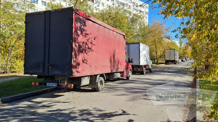 Прячущиеся знаки, разбитые дорожки и старые бордюры: в Волжском завершили ремонт улицы им. генерала Карбышева