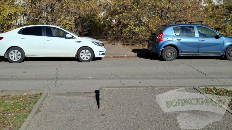 Прячущиеся знаки, разбитые дорожки и старые бордюры: в Волжском завершили ремонт улицы им. генерала Карбышева