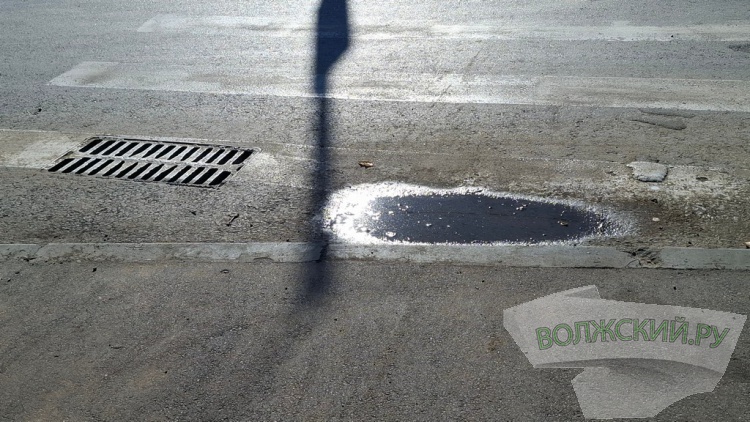 Прячущиеся знаки, разбитые дорожки и старые бордюры: в Волжском завершили ремонт улицы им. генерала Карбышева