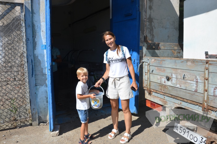 С заботой о природе: Волжский Оргсинтез выпустил 2,5 тысячи мальков осетра в Волгу