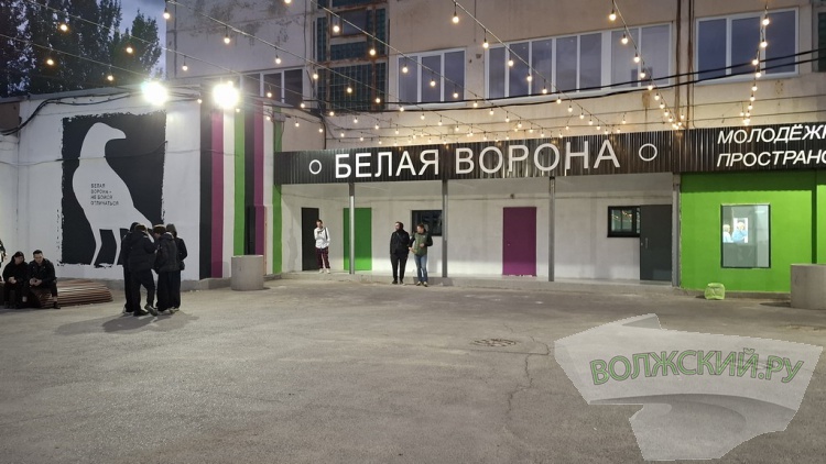«Сохранили гаражную тематику»: в Волжском открыли новое молодежное пространство