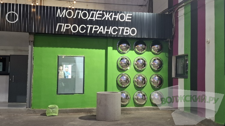 «Сохранили гаражную тематику»: в Волжском открыли новое молодежное пространство