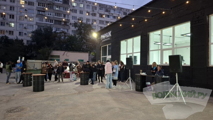 «Сохранили гаражную тематику»: в Волжском открыли новое молодежное пространство