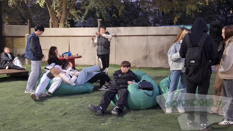 «Сохранили гаражную тематику»: в Волжском открыли новое молодежное пространство