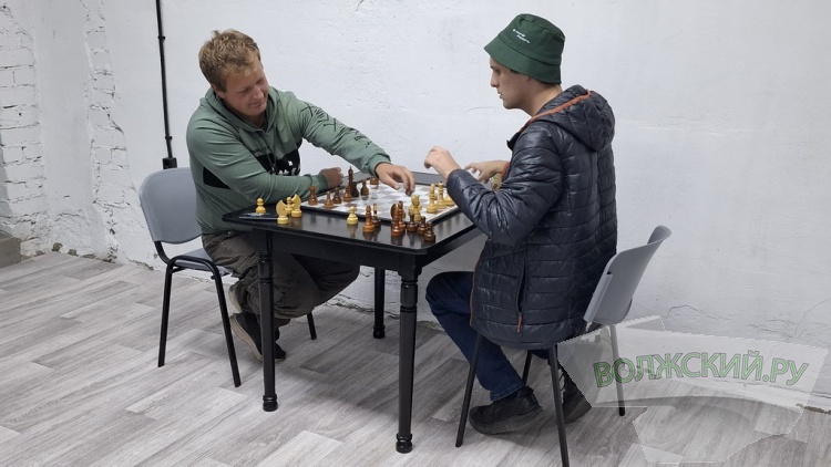 «Сохранили гаражную тематику»: в Волжском открыли новое молодежное пространство