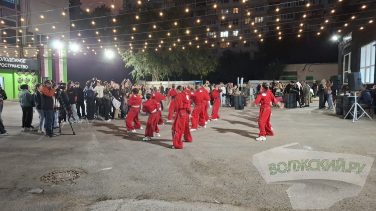 «Сохранили гаражную тематику»: в Волжском открыли новое молодежное пространство