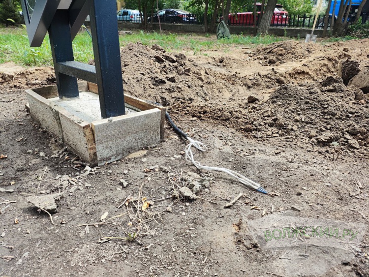 В скверах старой части Волжского ко Дню города установили светящиеся стелы