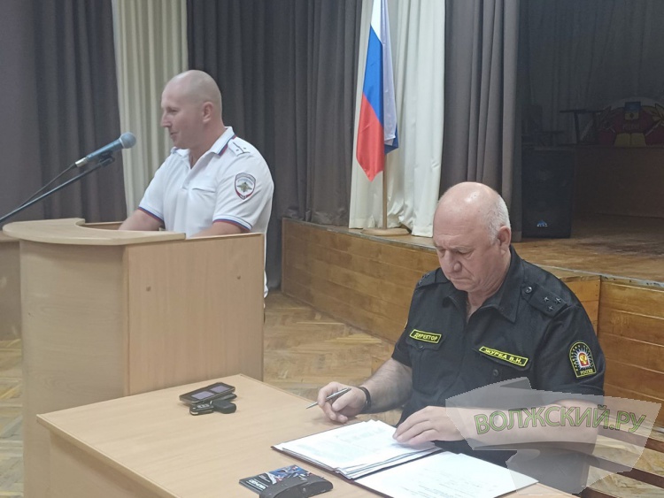 В Волжском сотрудники ГАИ посещают родительские собрания