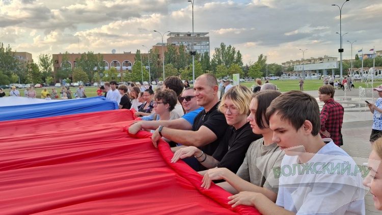 В Волжском в День Государственного флага растянули гигантский триколор