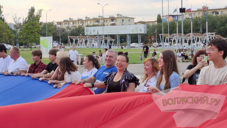 В Волжском в День Государственного флага растянули гигантский триколор