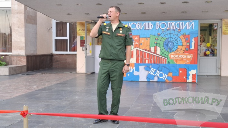 В Волжском в День Государственного флага растянули гигантский триколор