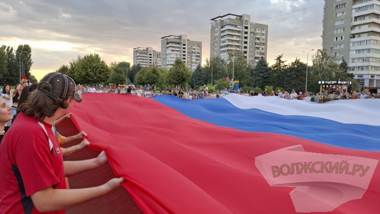 В Волжском в День Государственного флага растянули гигантский триколор