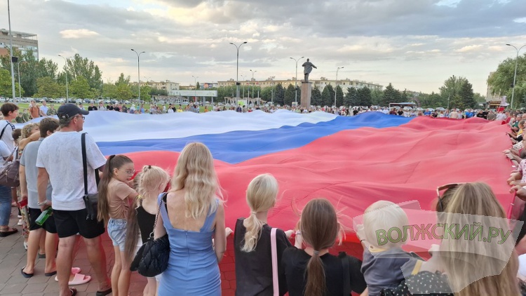 В Волжском в День Государственного флага растянули гигантский триколор