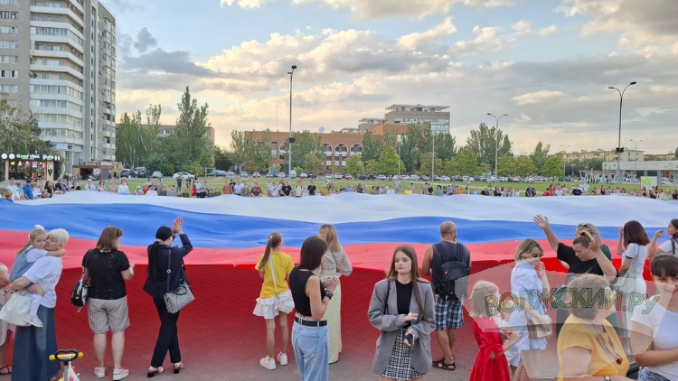 В Волжском в День Государственного флага растянули гигантский триколор