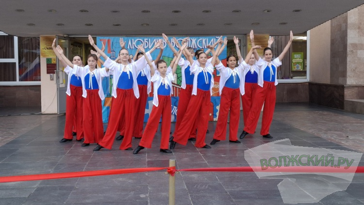 В Волжском в День Государственного флага растянули гигантский триколор