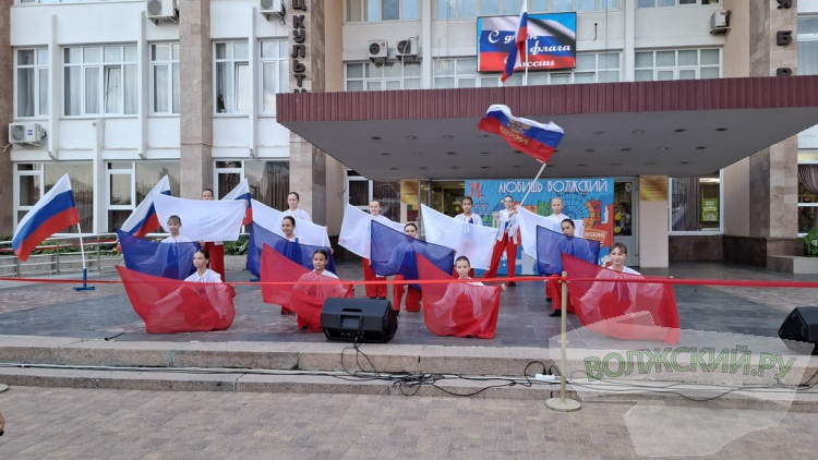 В Волжском в День Государственного флага растянули гигантский триколор