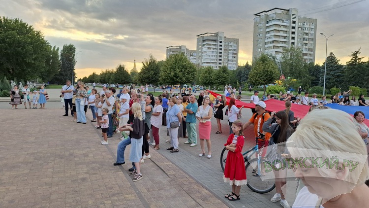 В Волжском в День Государственного флага растянули гигантский триколор