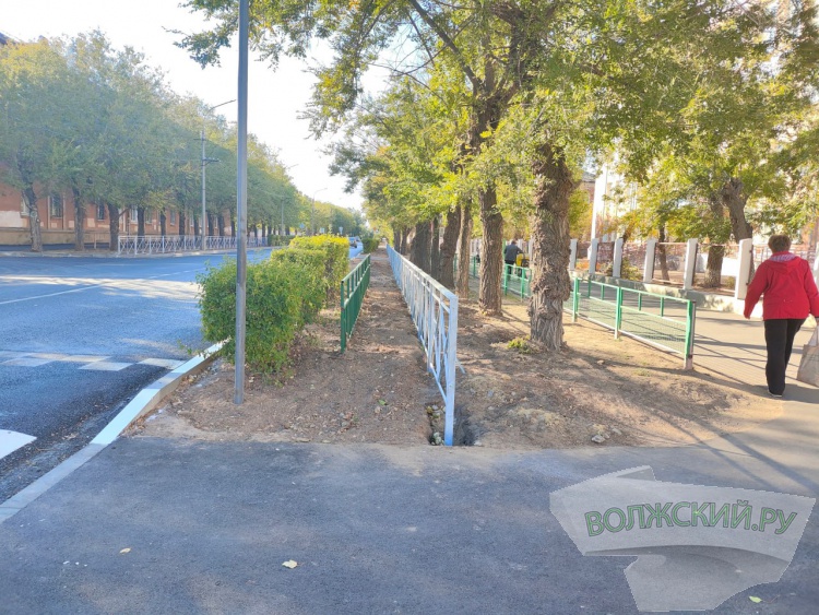 В Волжском вдоль отремонтированной дороги установили три ряда заборов