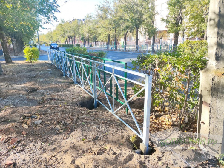 В Волжском вдоль отремонтированной дороги установили три ряда заборов
