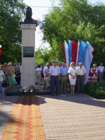 Отцы и матери города у памятника Логинова Отцы и матери города у памятника Логинова