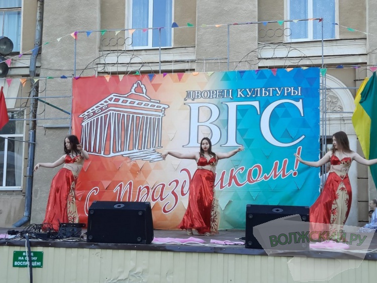 ДК «ВГС» отметил юбилей большим концертом и Троицкими гуляньями