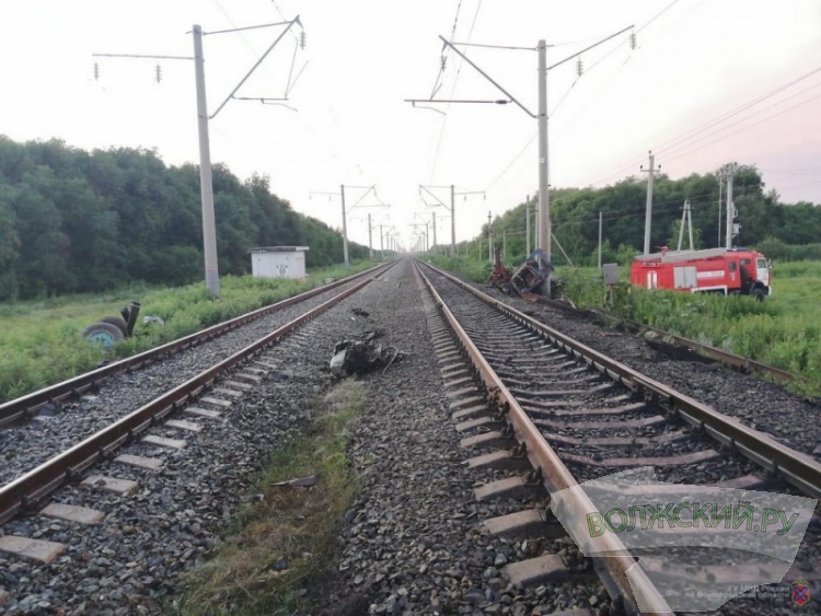 В Волгоградской области пассажирский поезд из Анапы протаранил трактор