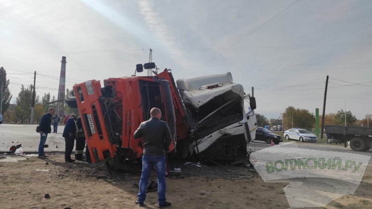В промзоне Волжского столкнулись два грузовика