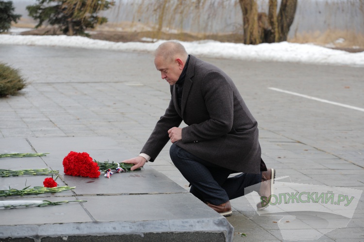 В Волгограде и Волжском почтили память защитников Сталинграда
