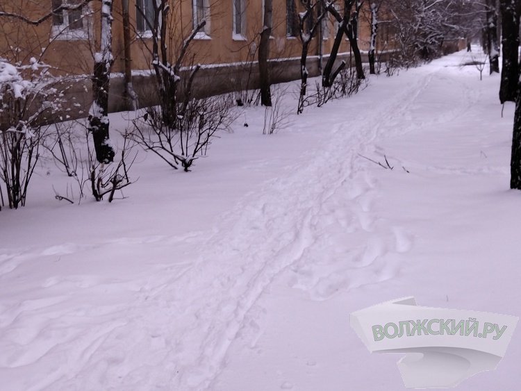 Волжский завалило снегом: коммунальщики не справляются