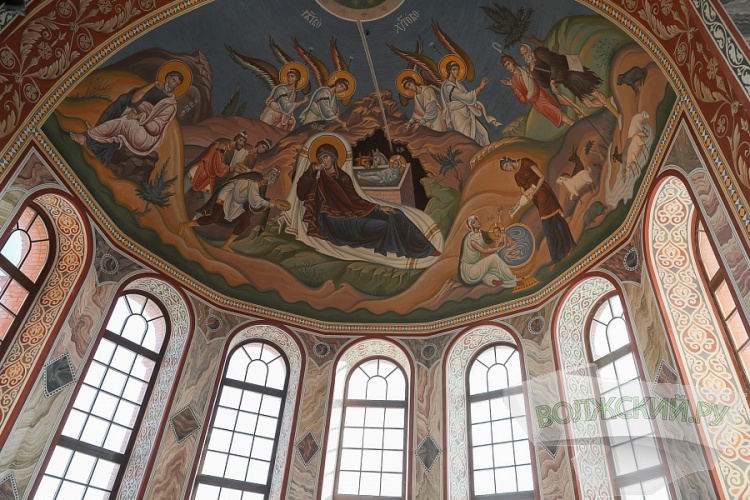 Главу Волгоградской области восхитила роспись нового собора в центре Волгограда