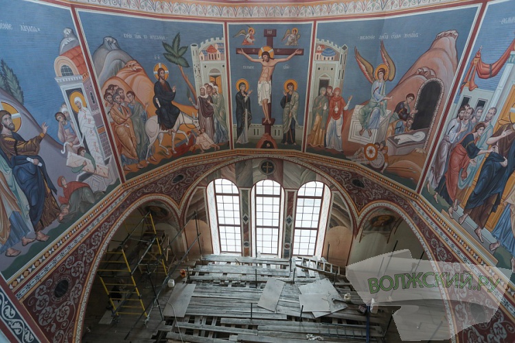 Главу Волгоградской области восхитила роспись нового собора в центре Волгограда