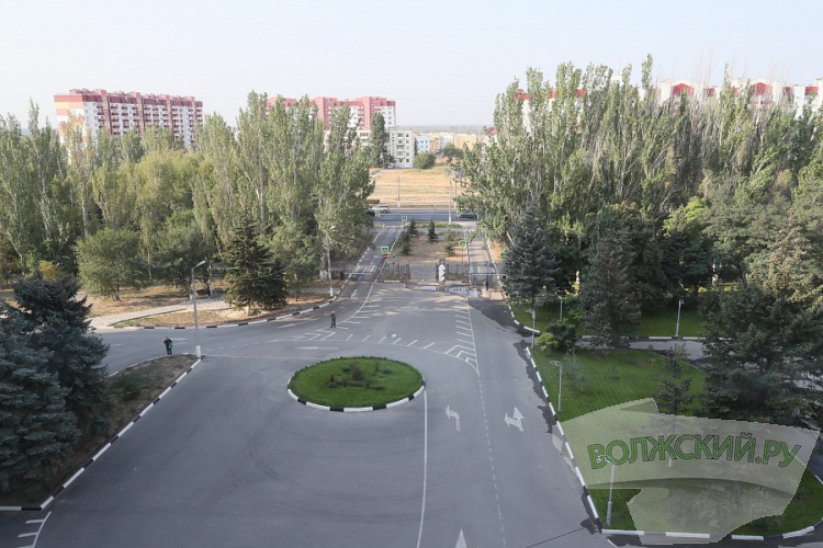 Губернатор Андрей Бочаров посетил ключевые дорожные объекты в Волжском