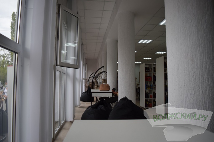 Интерактивные зоны, игры, кофе: в Волжском открылась первая модельная библиотека