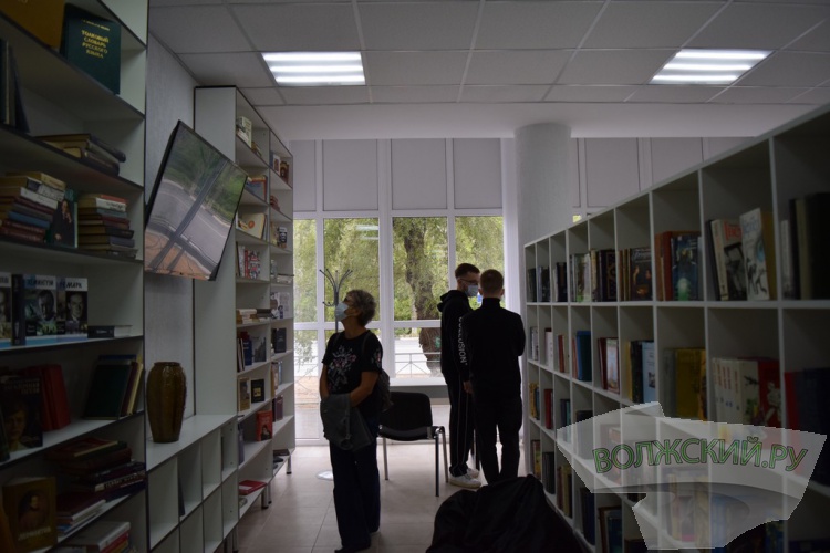 Интерактивные зоны, игры, кофе: в Волжском открылась первая модельная библиотека