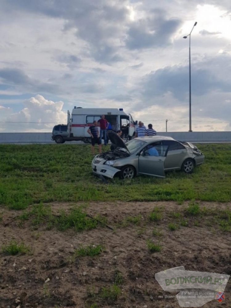На московской трассе водитель фуры уснул за рулем и смял легковушку