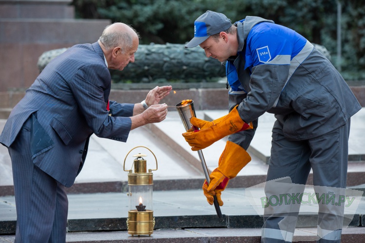 На площади Павших борцов в Волгограде провели профилактику Вечного огня